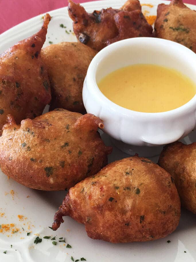 Une assiette d’accras et sa sauce