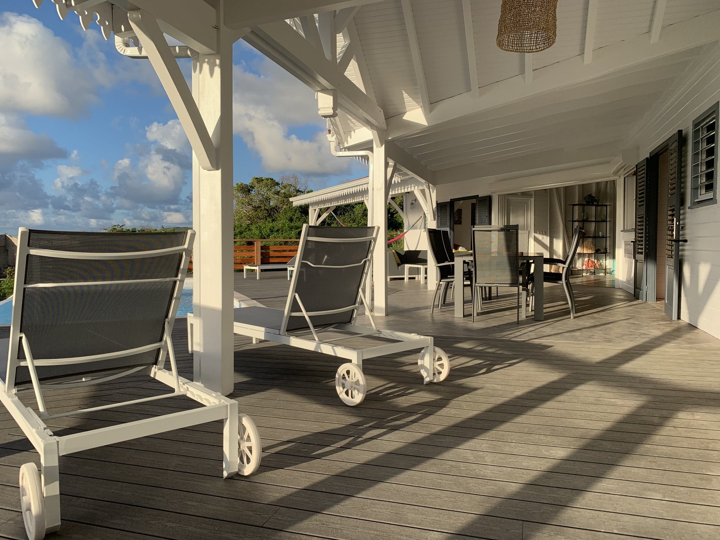 The covered deck and its sun loungers